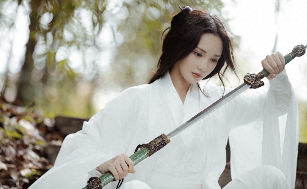 彭小苒古风侠女造型写真图片，白衣著身轻，仗剑万里行
