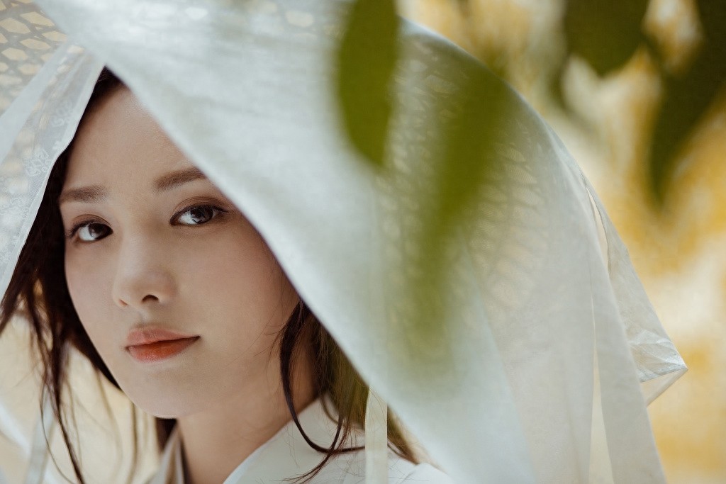 彭小苒古风侠女造型写真图片，白衣著身轻，仗剑万里行