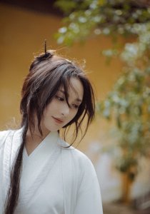 ​彭小苒古风侠女造型写真图片，白衣著身轻，仗剑万里行