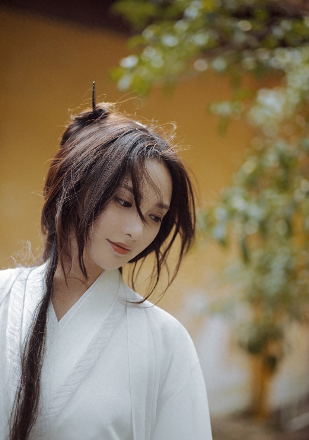 彭小苒古风侠女造型写真图片，白衣著身轻，仗剑万里行