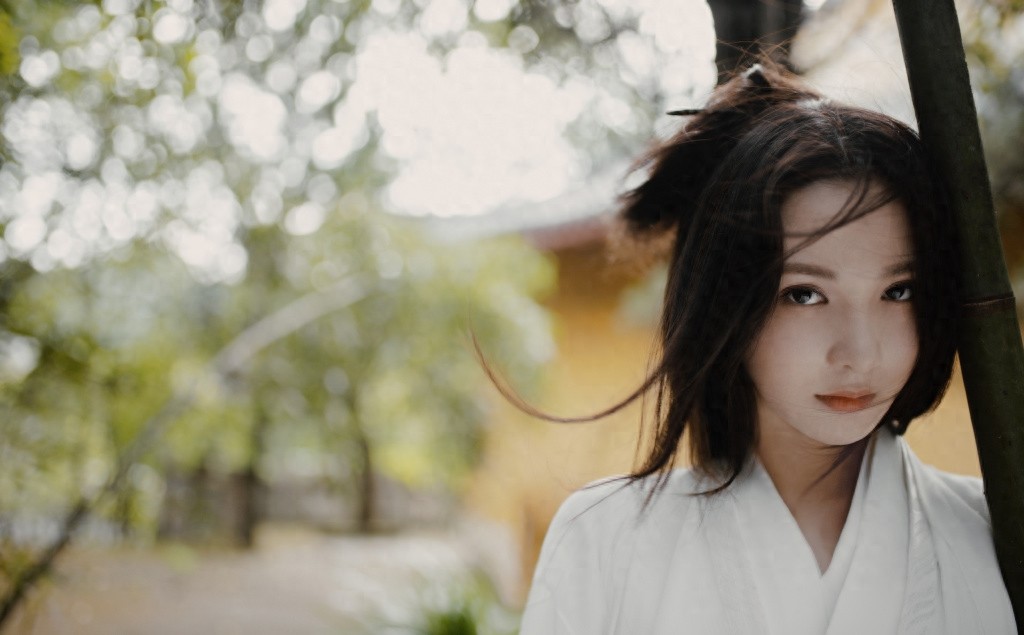 彭小苒古风侠女造型写真图片，白衣著身轻，仗剑万里行