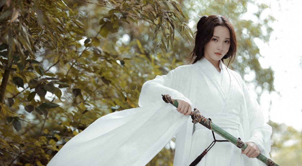 彭小苒古风侠女造型写真图片，白衣著身轻，仗剑万里行