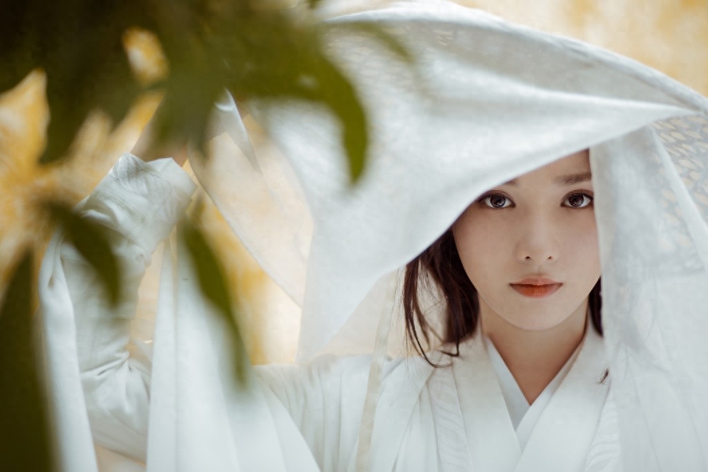 彭小苒古风侠女造型写真图片，白衣著身轻，仗剑万里行