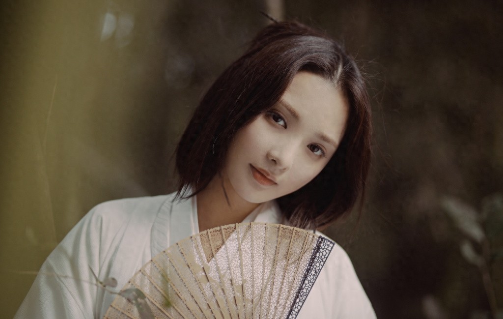 彭小苒古风侠女造型写真图片，白衣著身轻，仗剑万里行