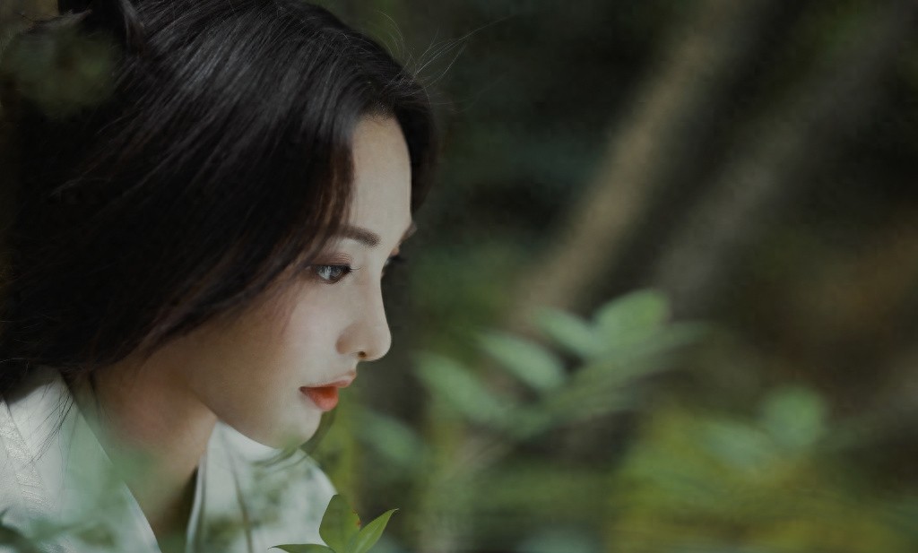 彭小苒古风侠女造型写真图片，白衣著身轻，仗剑万里行